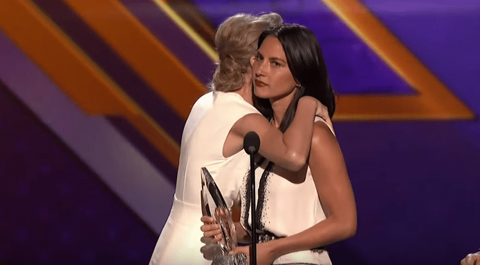 olivia-munn-hugging-taylor-swift-e1454763968962.png